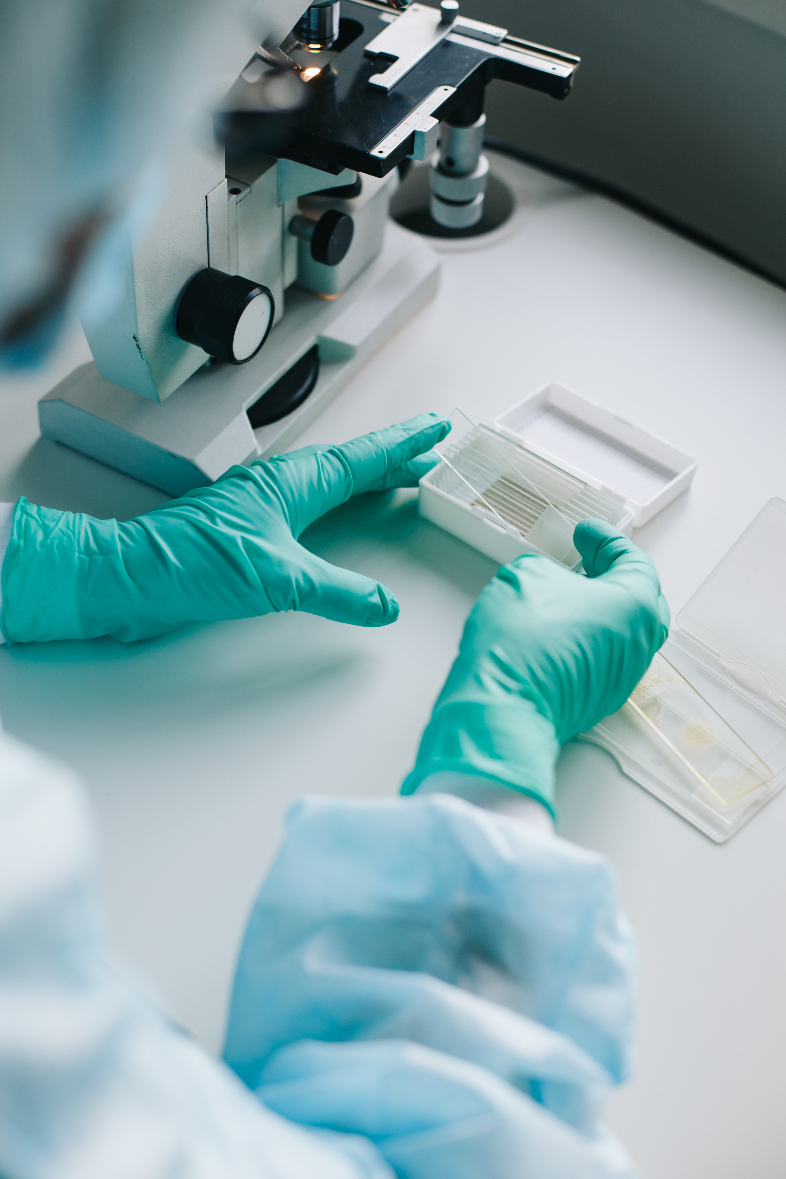 Profissional manipulando amostra em laboratório