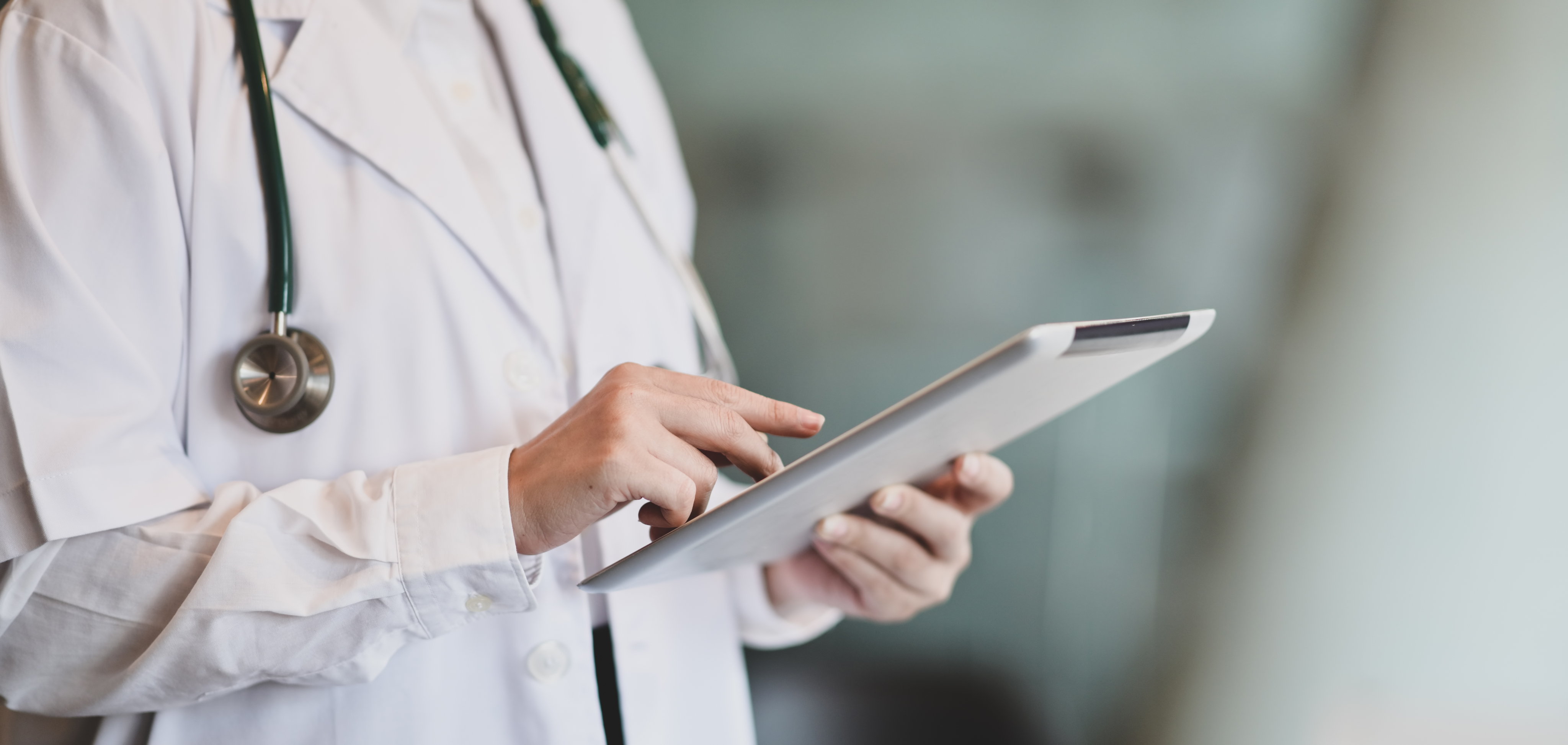 Médico usando tablet